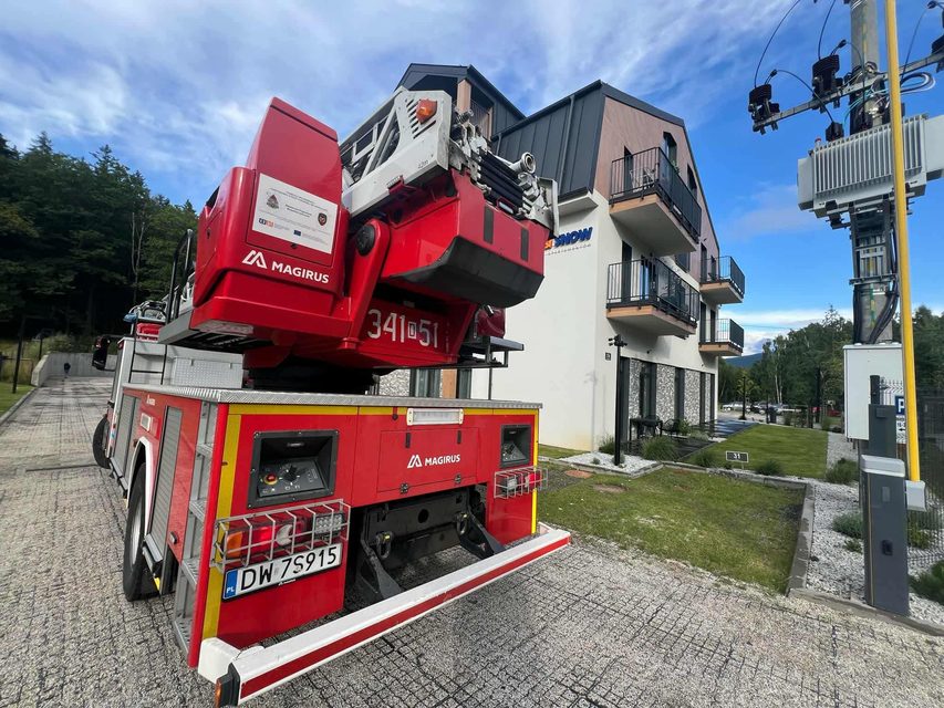 Pożar w Szklarskiej Porębie: paliła się sauna w apartamentowcu – straż nie mogła się dostać!