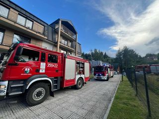 Pożar w Szklarskiej Porębie: paliła się sauna w apartamentowcu – straż nie mogła się dostać!