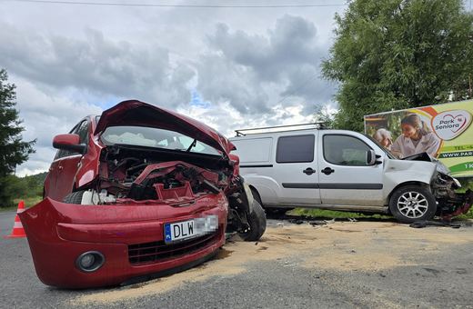 Groźnie wyglądająca kolizja na drodze między Sosnówką a Staniszowem
