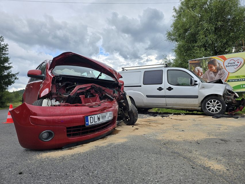 Groźnie wyglądająca kolizja na drodze między Sosnówką a Staniszowem