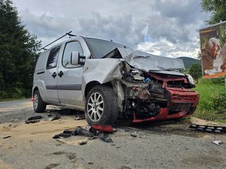 Groźnie wyglądająca kolizja na drodze między Sosnówką a Staniszowem