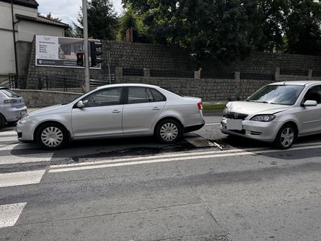 Kolizja przed pasami przy galerii