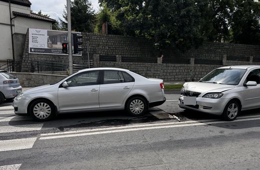 Kolizja przed pasami przy galerii