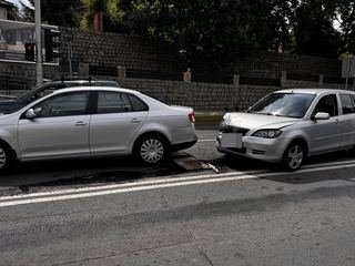 Kolizja przed pasami przy galerii