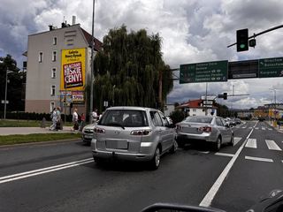 Kolizja przed pasami przy galerii
