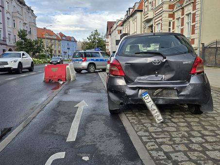 Stłuczka przy wyjeździe z marketu