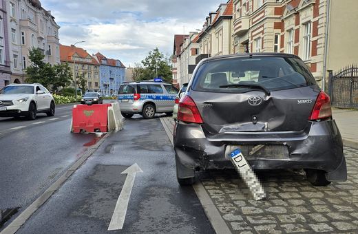 Stłuczka przy wyjeździe z marketu