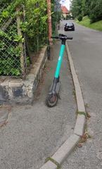 Straż Miejska usuwa porzucone hulajnogi
