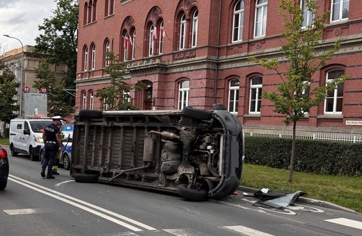 Bus na boku po kolizji pod sądem