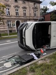 Bus na boku po kolizji pod sądem