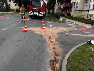 Bus na boku po kolizji pod sądem