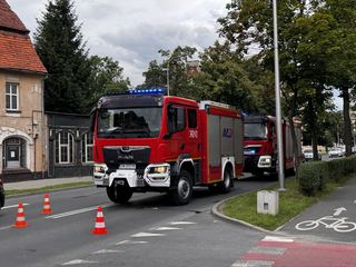 Bus na boku po kolizji pod sądem