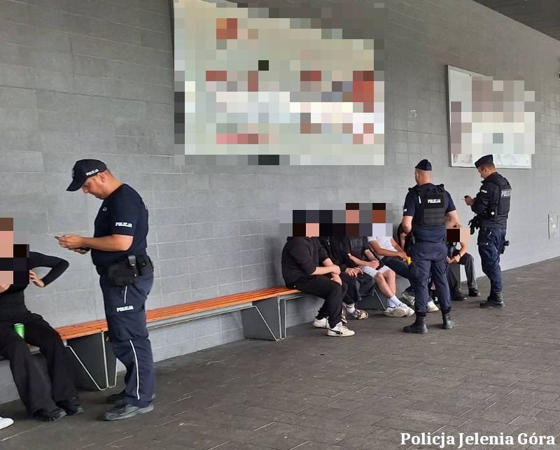 Działania prewencyjne policji na terenie galerii handlowej w Jeleniej Górze
