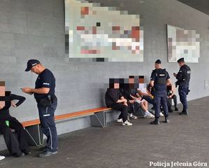 Działania prewencyjne policji na terenie galerii handlowej w Jeleniej Górze