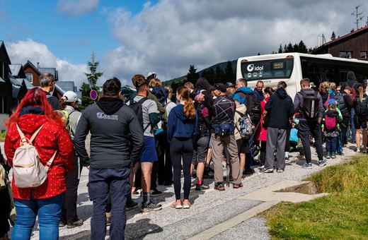 Kolejki w Karkonoszach – tłumy szturmują autobusy i wyciągi
