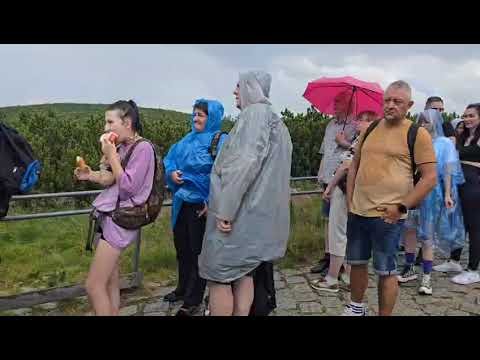 Kolejki w Karkonoszach – tłumy szturmują autobusy i wyciągi