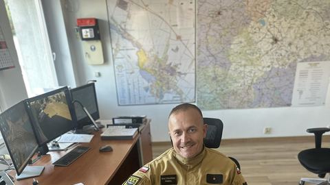 Asp. Paweł Baczmański z PSP Jawor ustalił dokładną lokalizację desperata co pozwoliło druhnie Magdzie z OSP Kaczorów nakłonić młodego człowieka do zaniechania samobójstwa.