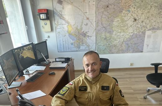 Asp. Paweł Baczmański z PSP Jawor ustalił dokładną lokalizację desperata co pozwoliło druhnie Magdzie z OSP Kaczorów nakłonić młodego człowieka do zaniechania samobójstwa.