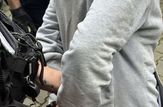 Policjanci zatrzymali 40–latka podejrzanego o groźby karalne i nękanie