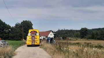 Wielka betoniarka przewróciła się na bok