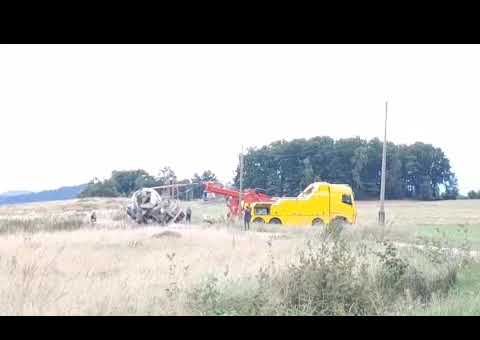 Stawiają betoniarkę do pionu