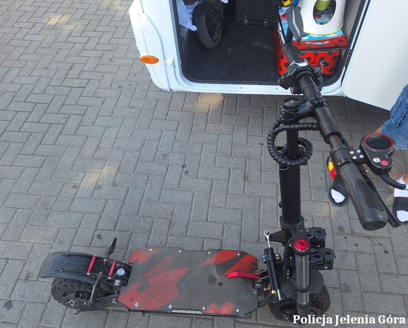 Policjanci odzyskali skradzioną w Międzyzdrojach hulajnogę elektryczną i zatrzymali mężczyznę podejrzanego o jej kradzież