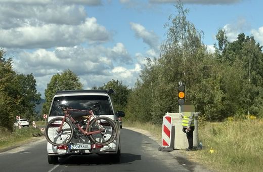 Granda – remont drogi 366 utkwił w miejscu – turyści stoją na światłach