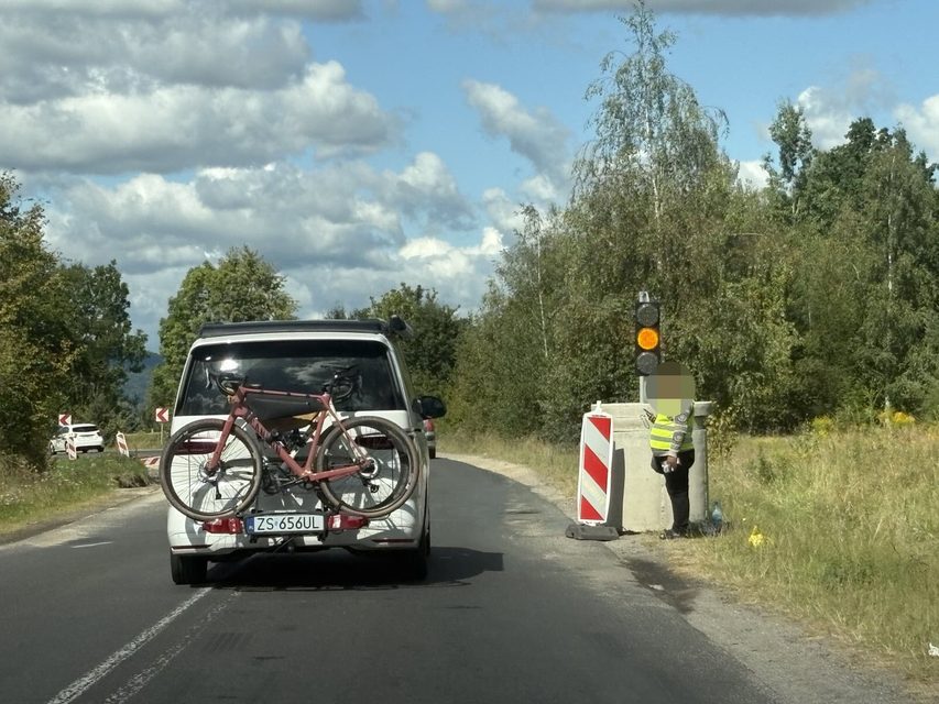 Granda – remont drogi 366 utkwił w miejscu – turyści stoją na światłach