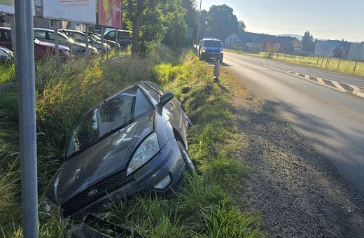 75–latek skosił latarnię i wjechał do rowu