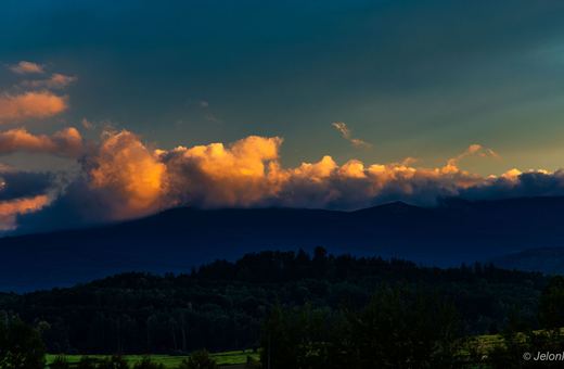 Zachód słońca nad Karkonoszami – Śnieżka w chmurach