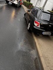 Audi staranowało auto i ogrodzenie