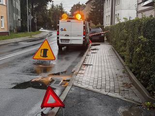 Audi staranowało auto i ogrodzenie