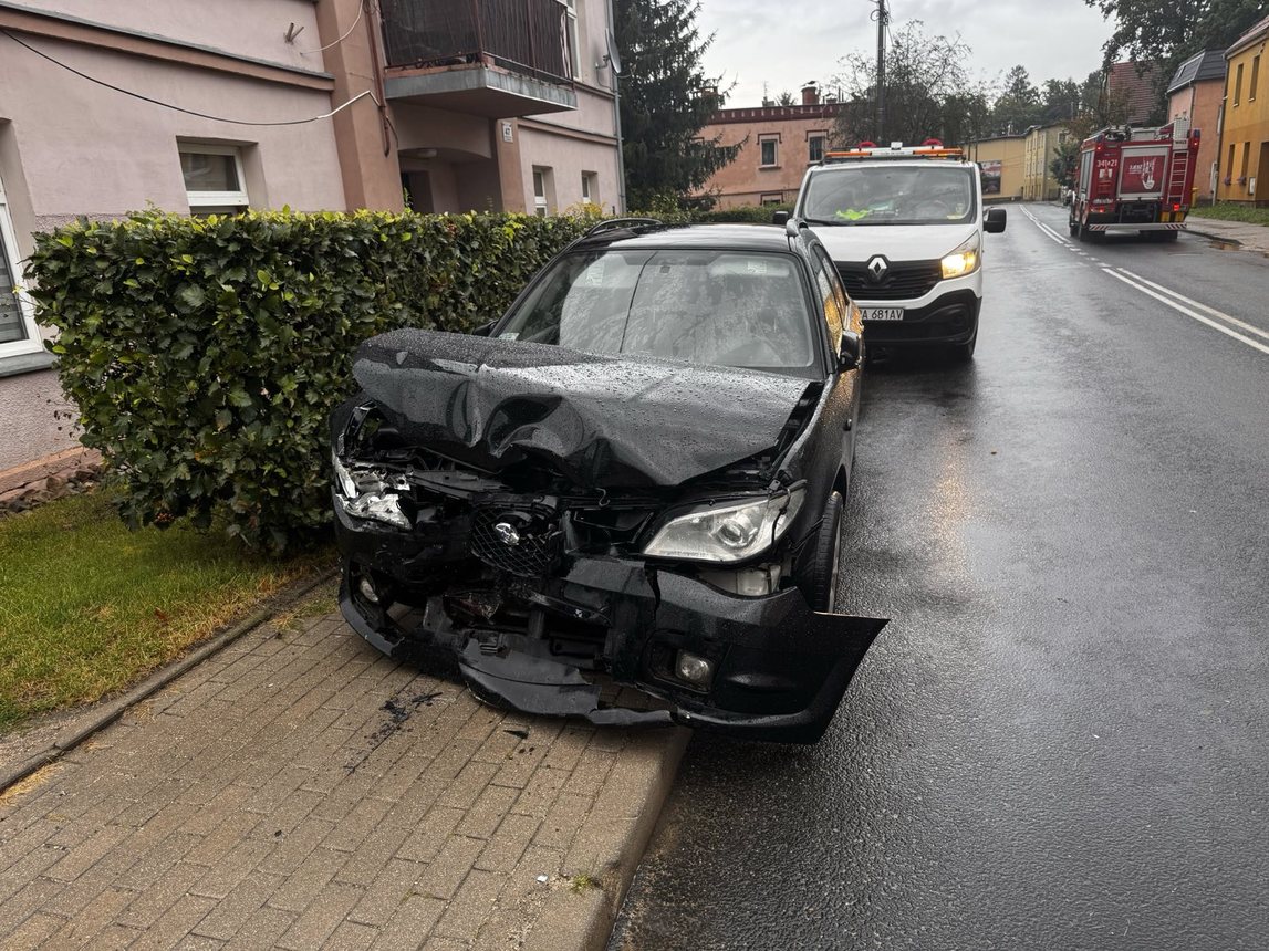 Audi staranowało auto i ogrodzenie