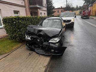 Audi staranowało auto i ogrodzenie