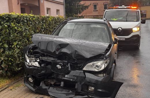 Audi staranowało auto i ogrodzenie