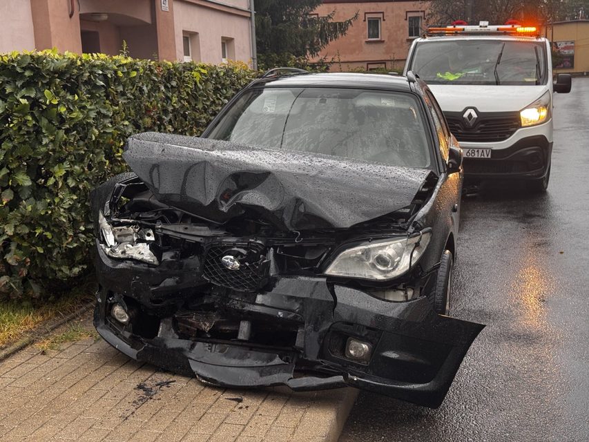 Audi staranowało auto i ogrodzenie