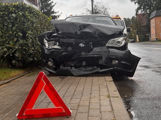 Audi staranowało auto i ogrodzenie
