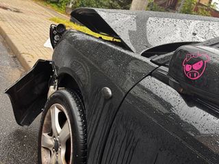 Audi staranowało auto i ogrodzenie