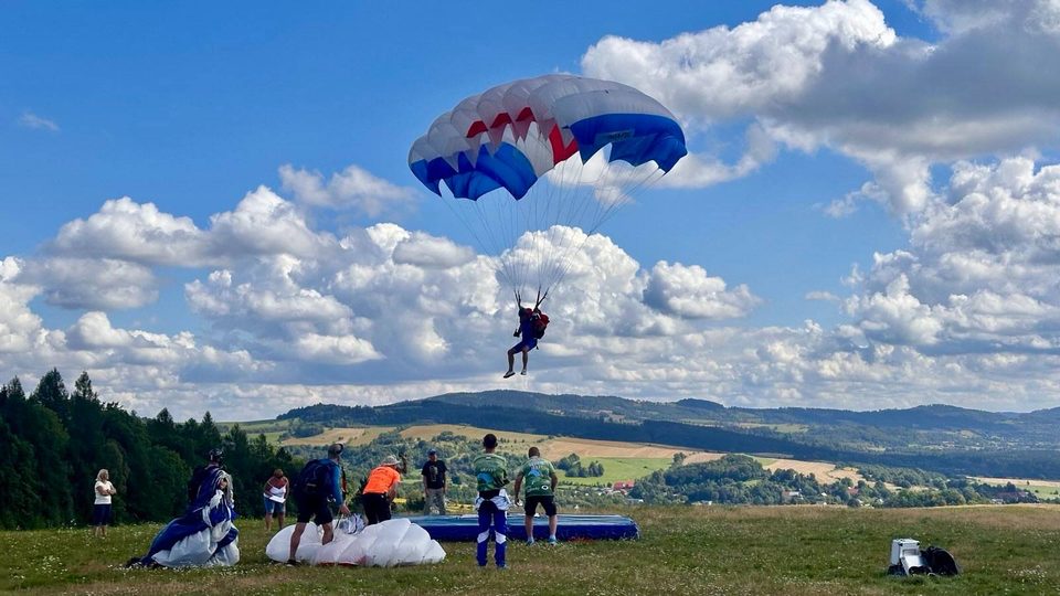 Zawody spadochronowe na Górze Szybowcowej