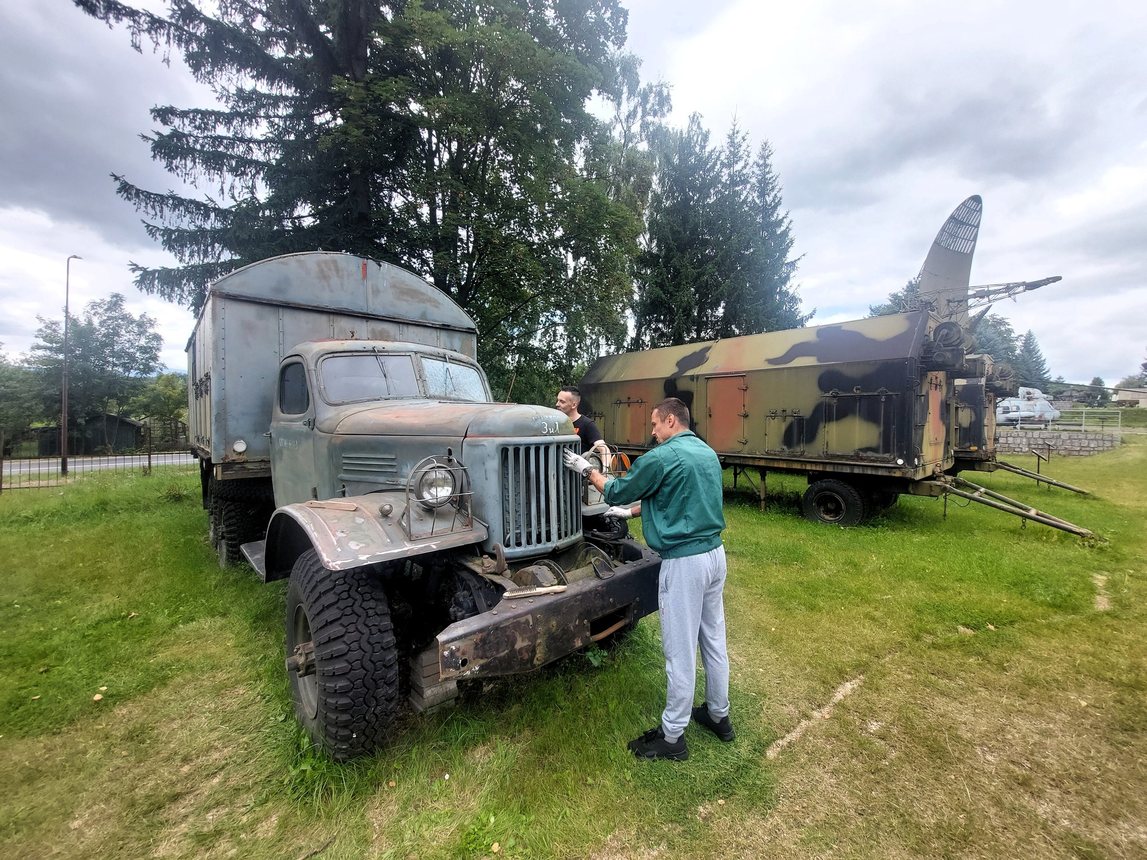 Drugie życie dla militariów dzięki więźniom z aresztu