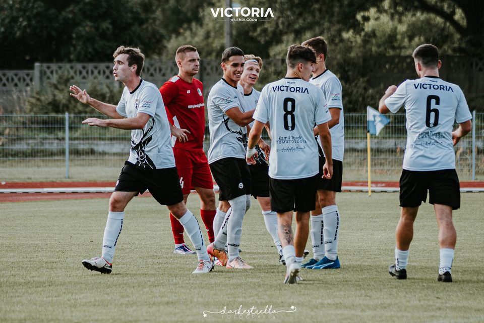 Gryf bezradny, Victoria z kolejną wiktorią