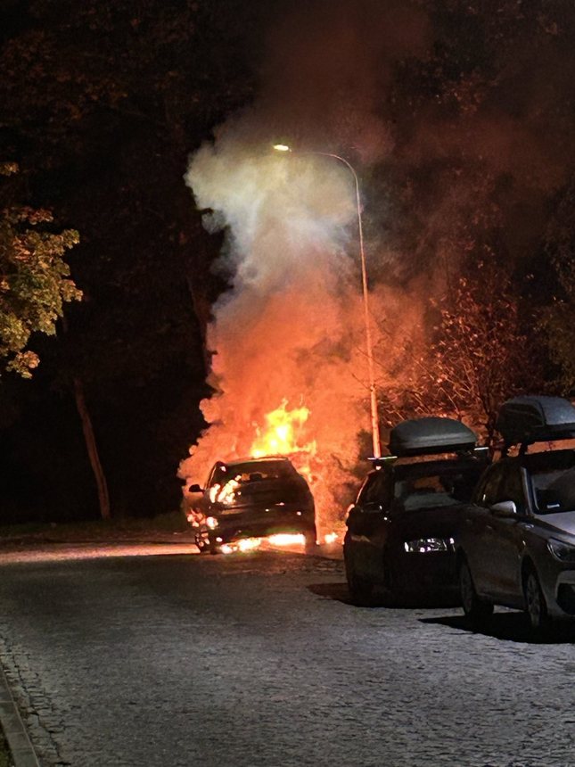 Auto w płomieniach