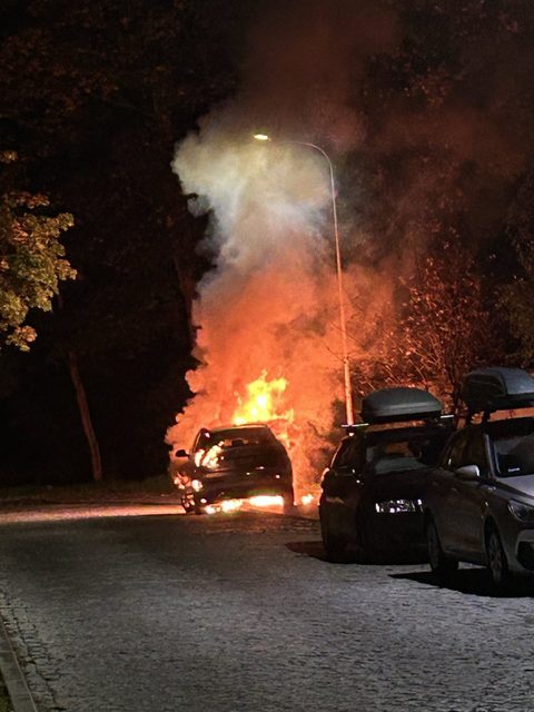 Auto w płomieniach