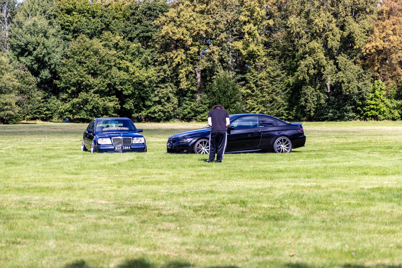 Piknik samochodowy w Pałacu Pakoszów
