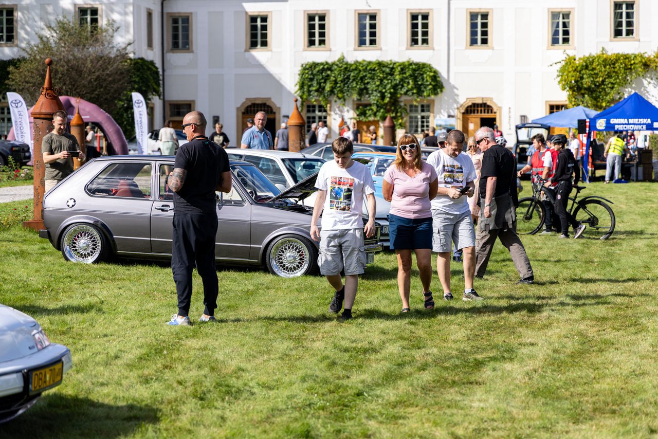 Piknik samochodowy w Pałacu Pakoszów