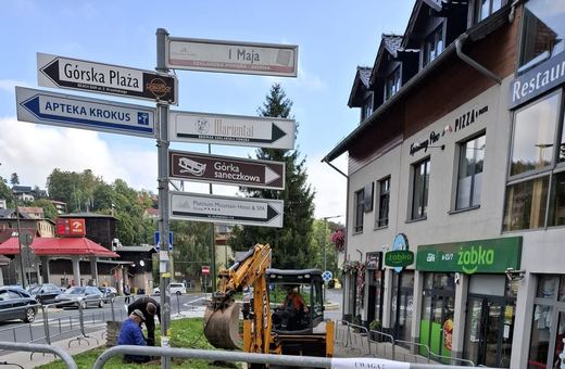 Nowy mur i zieleń przy dworcu autobusowym