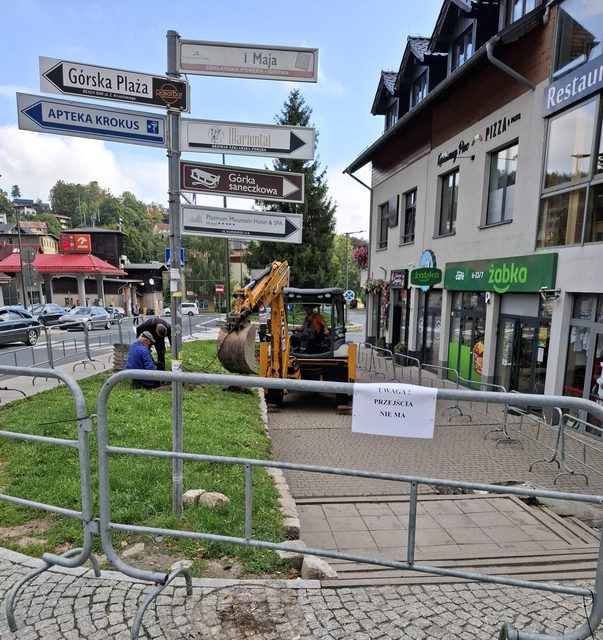 Nowy mur i zieleń przy dworcu autobusowym