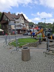 Nowy mur i zieleń przy dworcu autobusowym