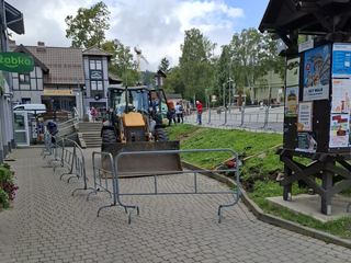 Nowy mur i zieleń przy dworcu autobusowym