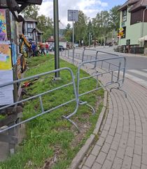 Nowy mur i zieleń przy dworcu autobusowym